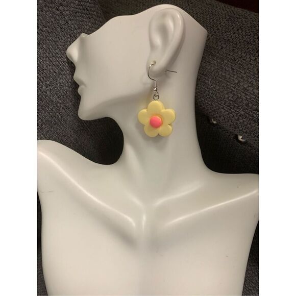 Daisy Dangle Flower Earrings - Picture 1 of 2